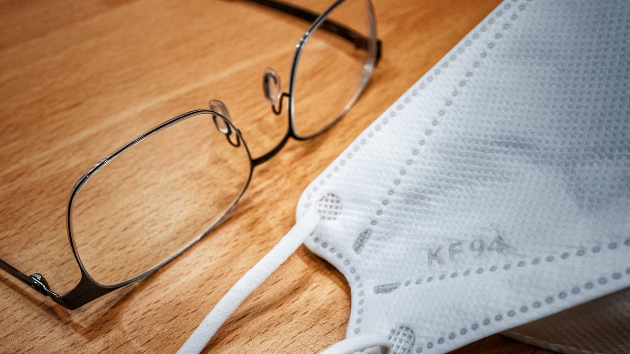 Maske takarken gözlük buğulanma problemi kabusunuz mu oldu? İşte size en etkin yöntemler!