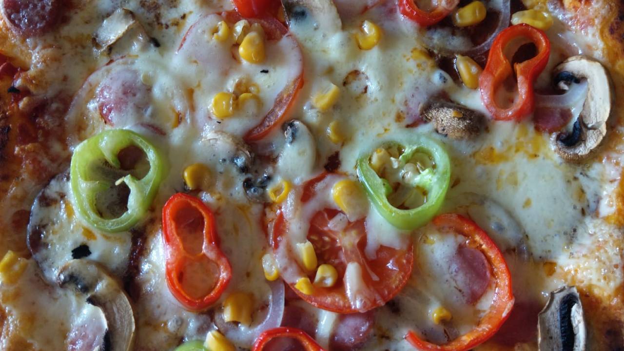Dışarıda yediğiniz pizzaları unutun!  Ev  yapımı enfes pizza tarifi