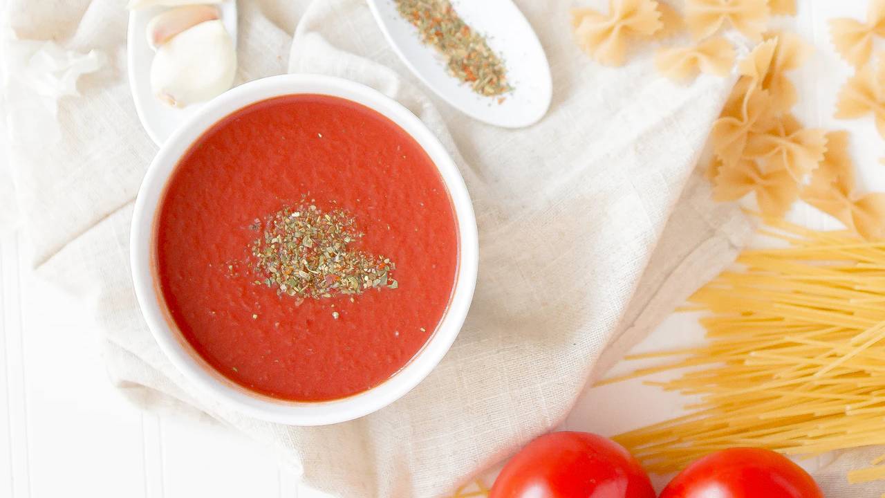 Dondurulmuş domates sosuyla hazırlayabileceğiniz tam kıvamında domates çorbası tarifi