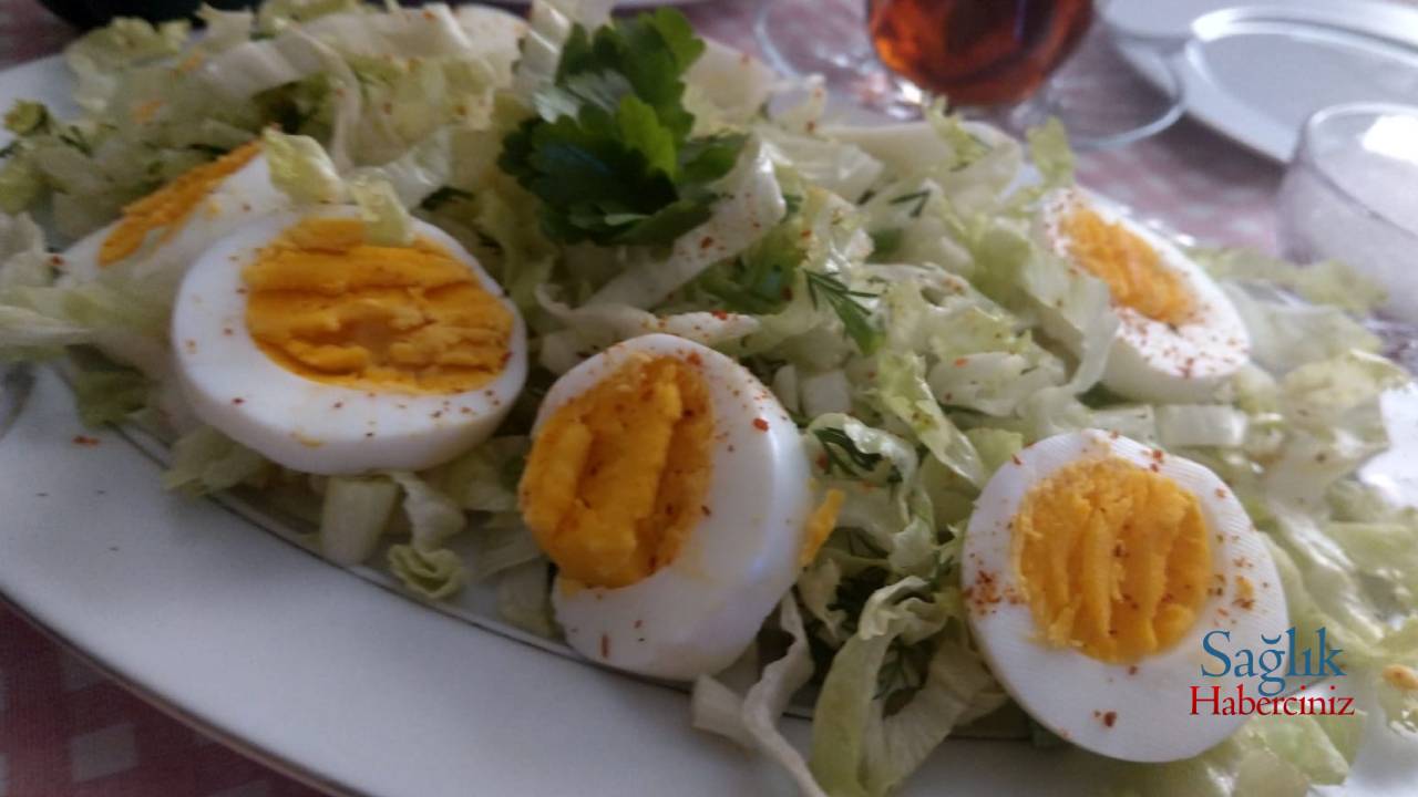 Kahvaltıya ne yapsam diyenlere:  Marullu yumurta salatası tarifi