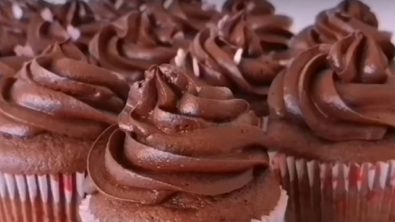 Yiyenlerin Gözlerinden Kalp Fışkırtacak Butik Pastacılarınkinin Aynısı Tam Ölçülü Kremalı Kakaolu Cupcake Tarifi