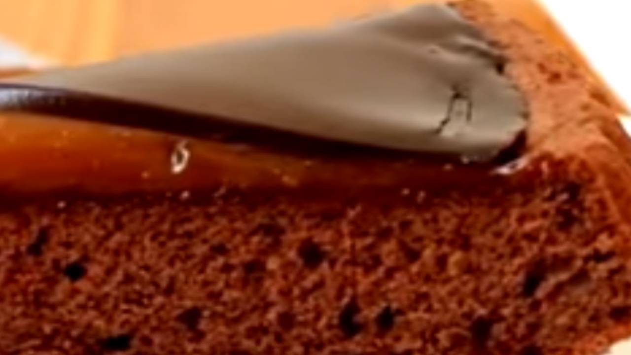 Sıradan Keki Lezzet Bombasına Dönüştürün! Fırsat Buldukça Hep Yapmak İsteyeceğiniz Kusursuz Karemelli Çikolatalı Tart Kek Tarifi