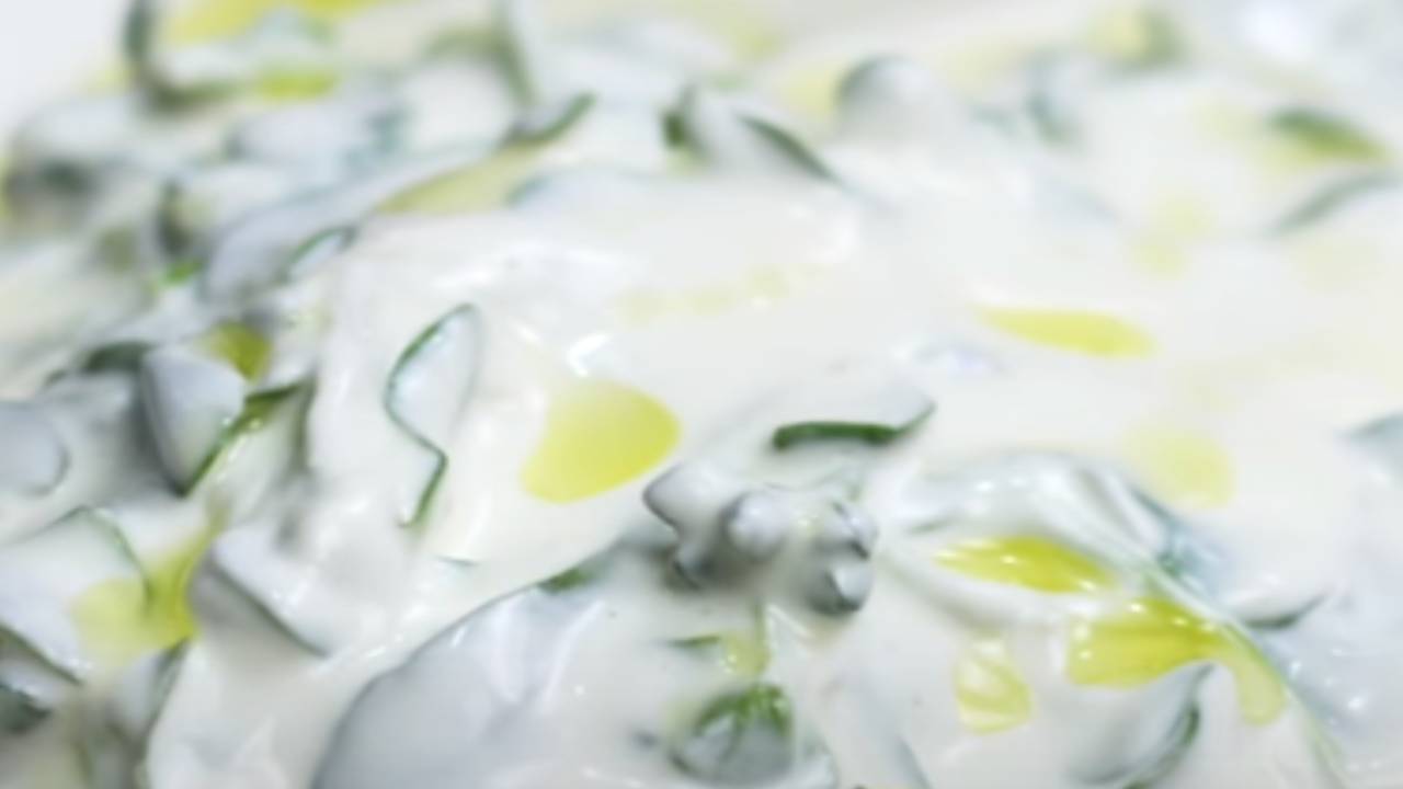 Vitamin Çılgını Bir Meze! Her Yemeğin Yanına Yakışan Lezzetli Yoğurtlu Semizotu Salatası Tarifi