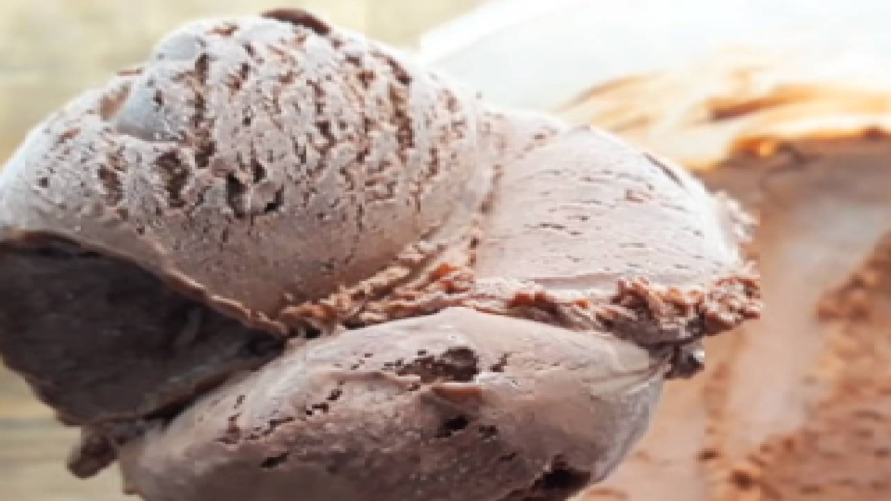 Yazın Vazgeçilmez Lezzeti! Evde Kaymak Gibi Sünen Gerçek Çikolatalı Tam Kıvamında Keçi Sütlü Dondurma Tarifi