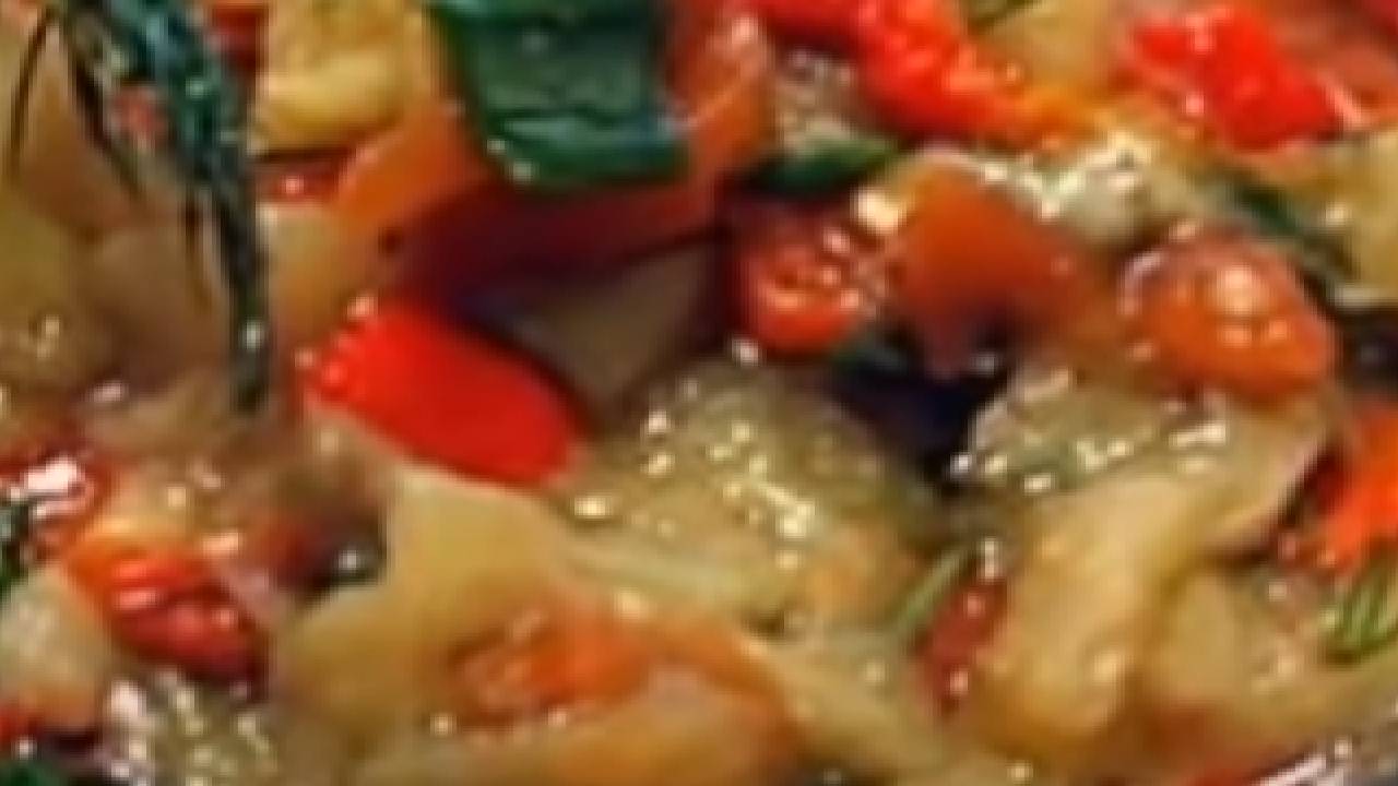 Mangal Sofralarının Baş Tacı Bir Lezzet! Kusursuz Mis Gibi Közlenmiş Patlıcan Salatası Tarifi