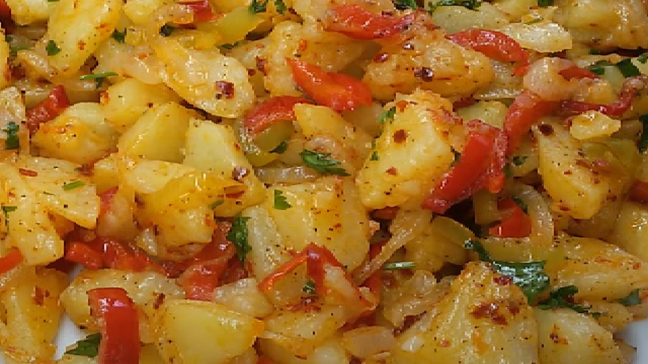 Et Yemeklerinin Yanına Garnitür Arayanlara Kaşık Kaşık Yemelik Klasiğin Dışında Sıcak Patates Salatası Tarifi