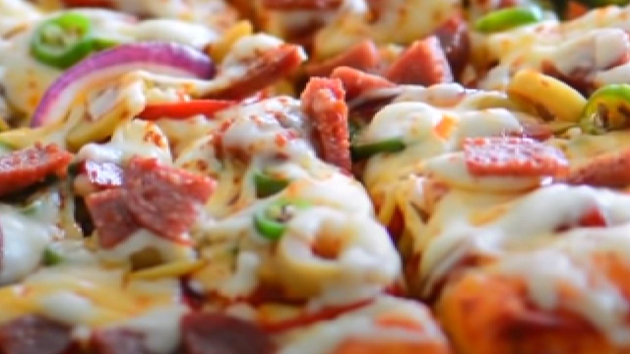 15 Dakikada Tavada Kolay Pizza Tarifi