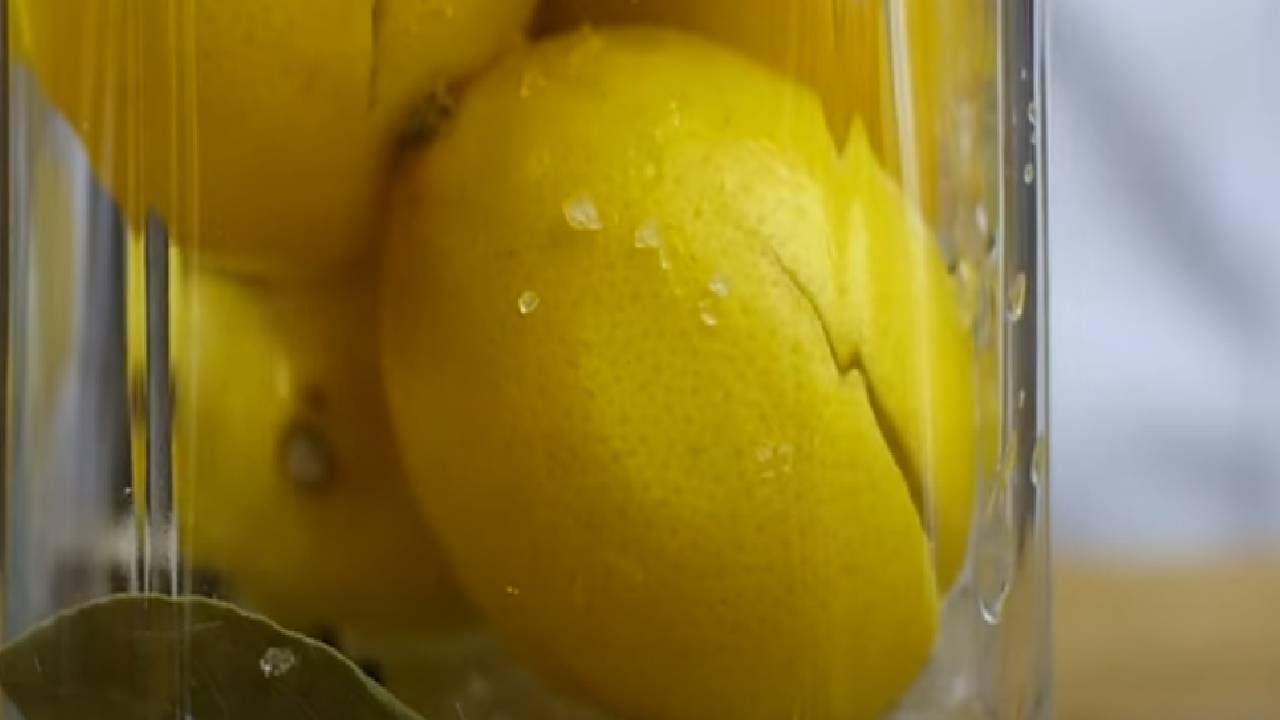 Alışılmışın Dışında Lezzet Arayanlara Meze Olarak Kullanabileceğiniz Muhteşem Limon Turşusu Tarifi