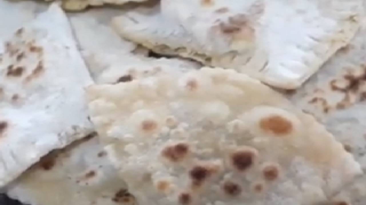 Bu Börek Bal veya Pekmeze Batırılarak Sıcakken Yeniyor!  Kıbrısın Unutulan Lezzetlerinden Hellim Böreği Tarifi