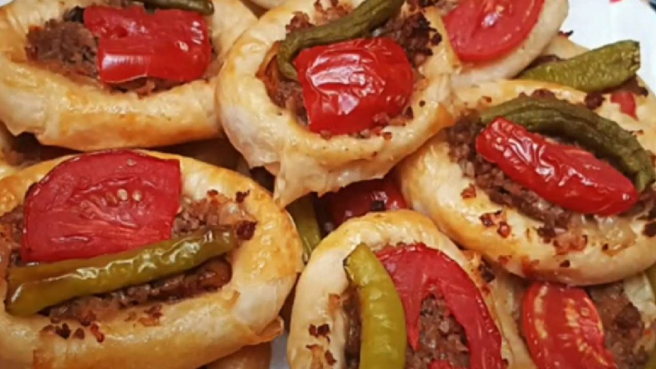 Yiyenler Gelip Tarif Soruyor! Gizli Sos Sırrıyla Hazır Yufkadan Pratik Kıymalı Sandal Böreği Tarifi