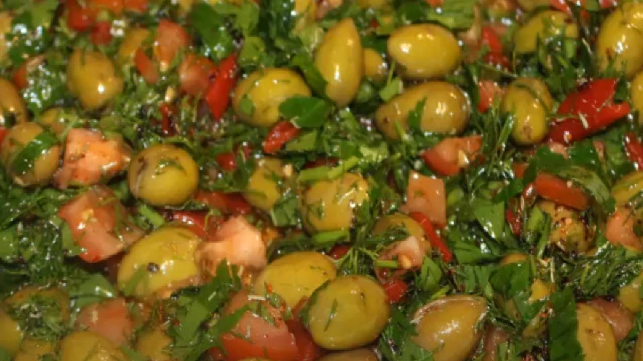 Antakya Usulü Nar Ekşili Salçalı Kırma Yeşil Zeytin Salatası Tarifi
