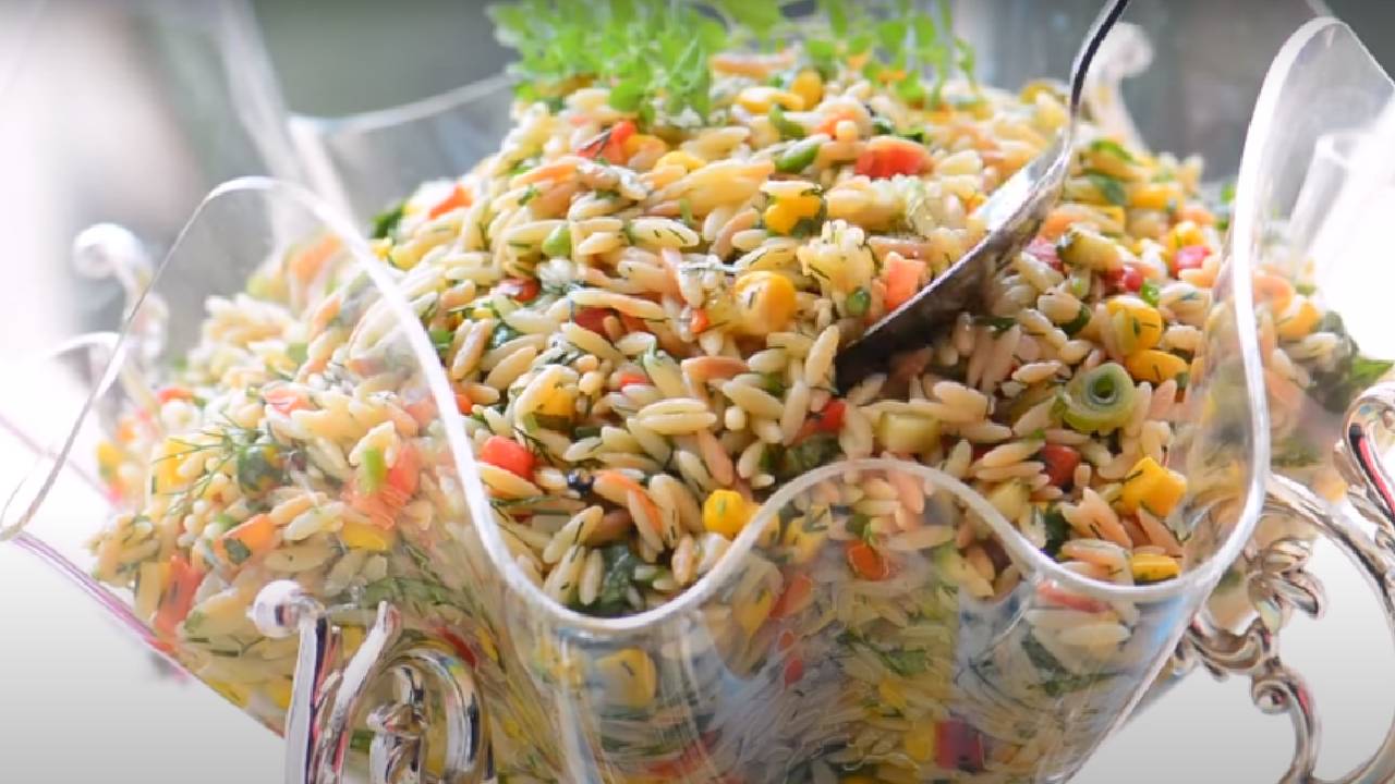 Yiyenin Hayran Kaldığı Rengarenk Doyurucu Bir Salata! İşte Arpa Şehriye Salatası Tarifi
