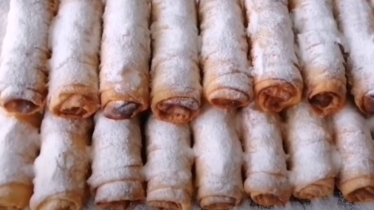 Sigara böreği şeklinde elmalı kurabiye nasıl yapılır?