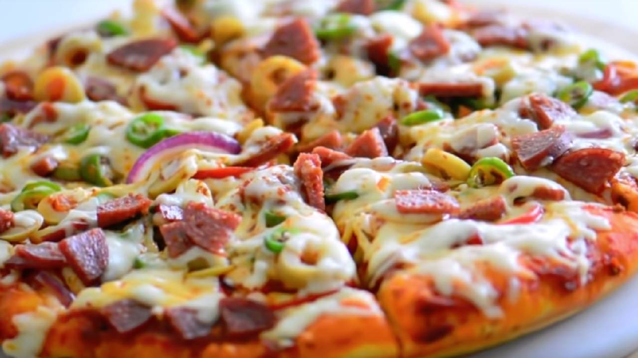 10 dakikada tavada pizza nasıl yapılır? İşte kabartma tozlu pizza tarifi
