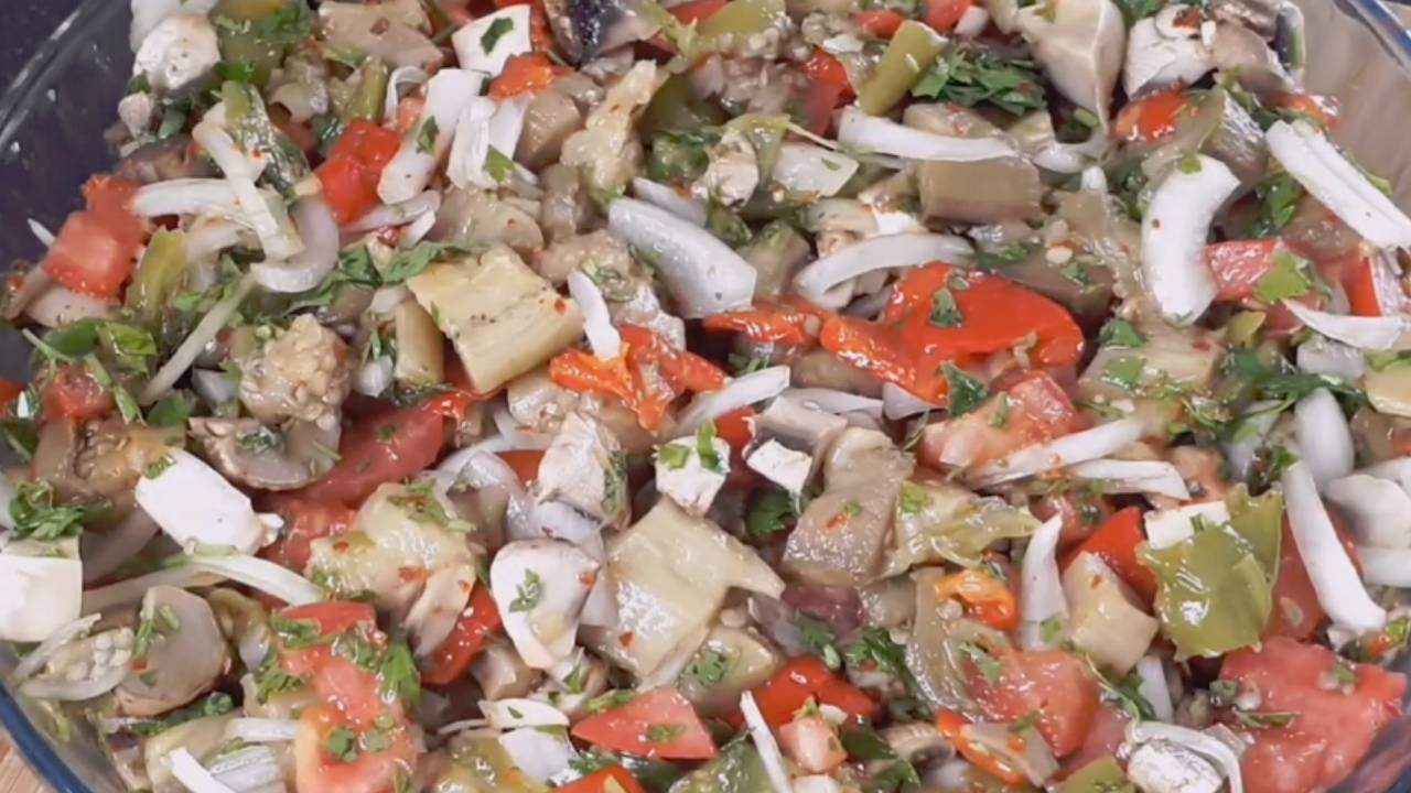 Tok tutan salata tarifi: Mantarlı patlıcan salatası