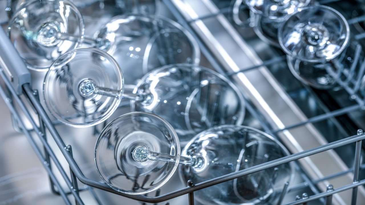 Bulaşık makineniz bulaşıklarınızı iyi yıkamıyor mu? Bu yöntem makineyi resmen sıfırlıyor