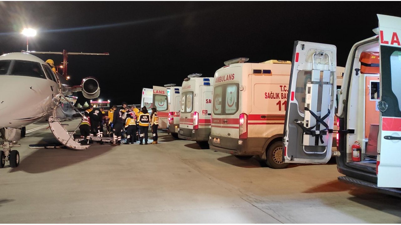 Depremde yaralanan 4 kişi daha ambulans uçakla Ankara'ya getirildi