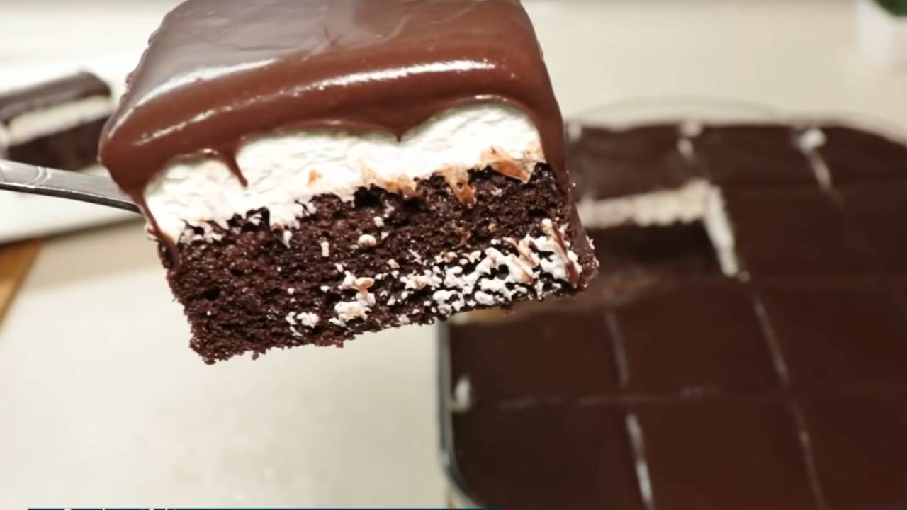 Evdeki malzemelerle enfes bir pasta tarifi: Tam ölçülü ve kolay ağlayan pasta