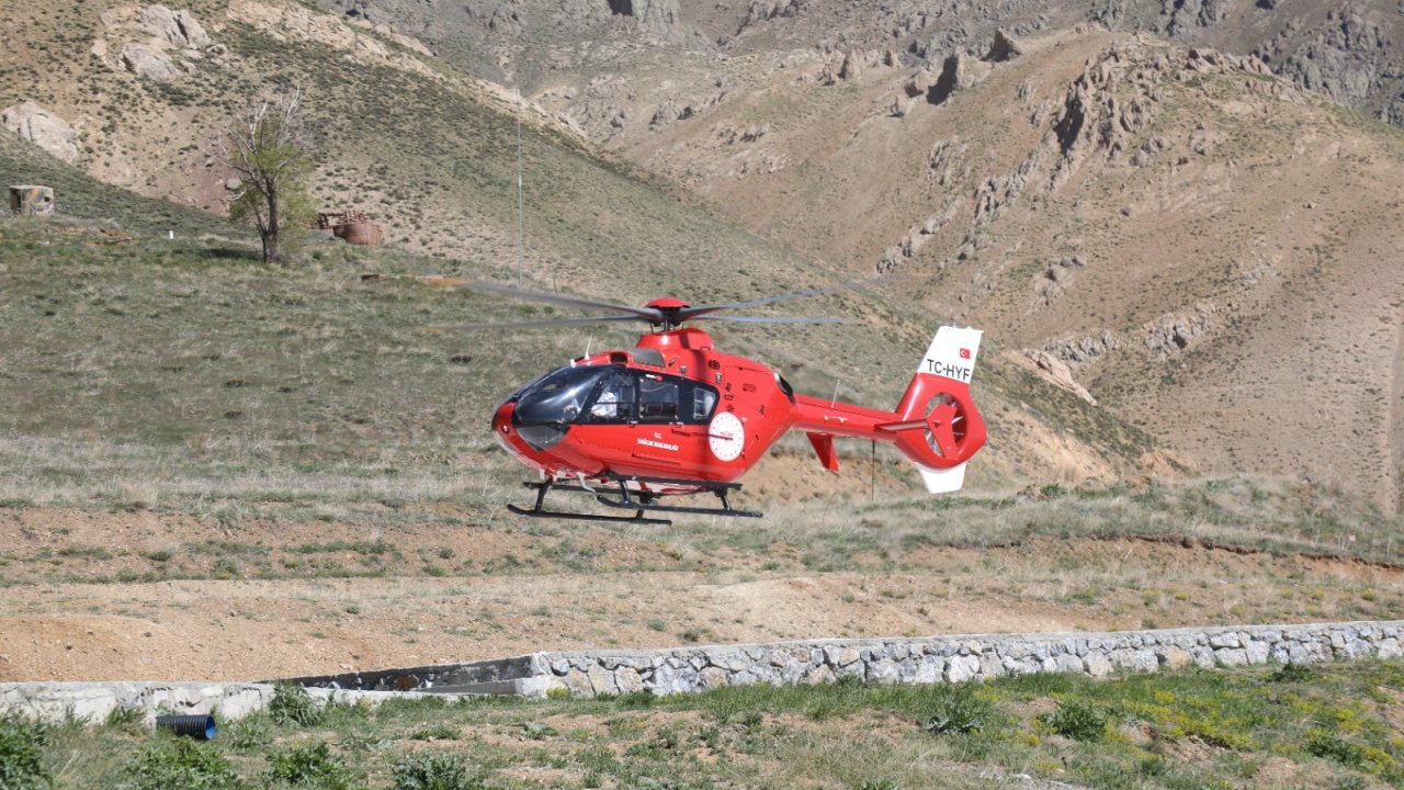 Van'da kalp krizi geçiren hastaya ambulans helikopterle sevk