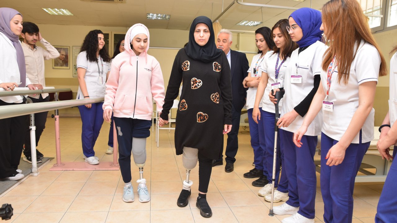 Depremde bacaklarını kaybeden anne ve kızı, protezle ayağa kalktı